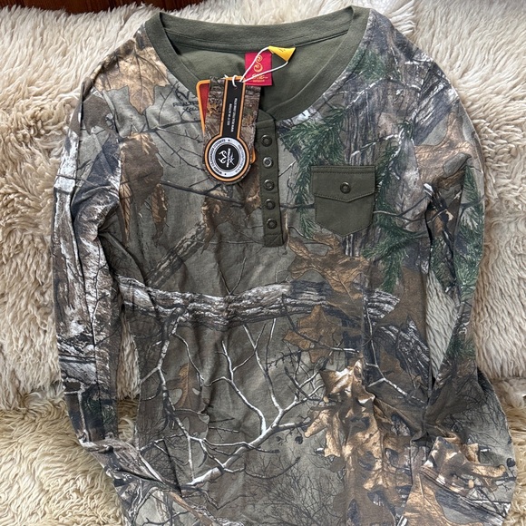 Realtree Tops - 🆕 Realtree Olive and Brown Camo Women's Henley Top 🆕
